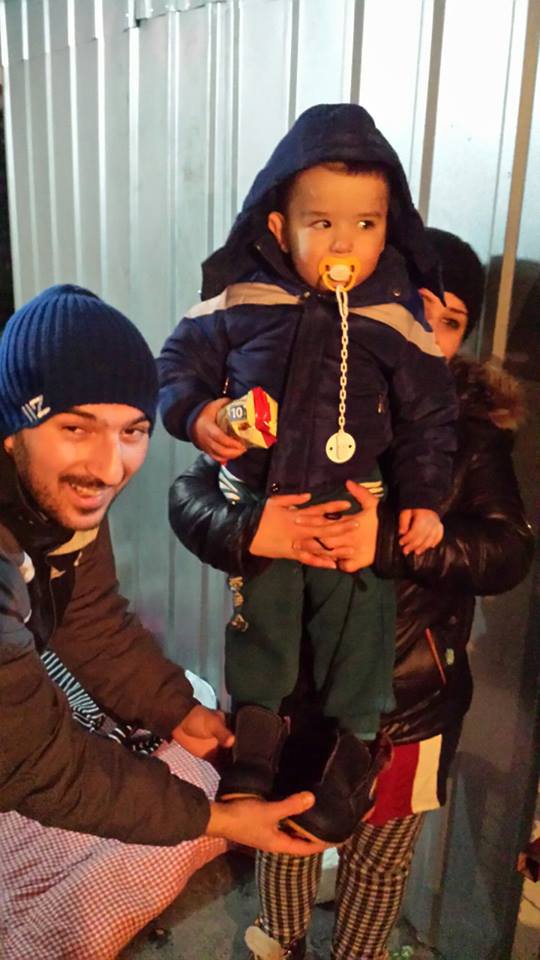 Relief for #refugees as aid workers distribute new shoes after first snowfall blankets Tabanovce camp in #Macedonia 