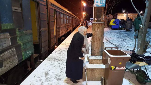 Relief for #refugees as aid workers distribute new shoes after first snowfall blankets Tabanovce camp in #Macedonia 