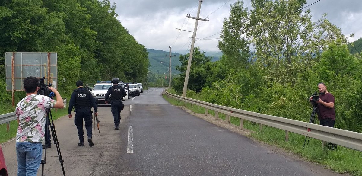 Traffic on the main road from Mitrovica towards Zubin Potok stopped. Special units of the Kosovo Police are located at Zupce near Zubin Potok and do not allow further traffic flow to ordinary citizens or journalists' teams