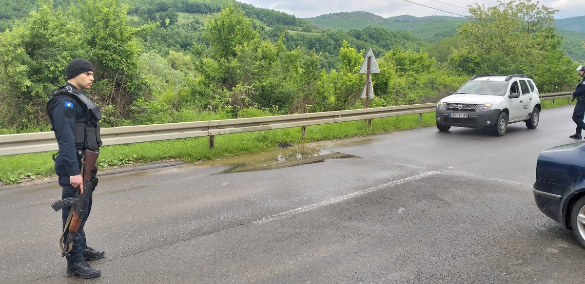 Traffic on the main road from Mitrovica towards Zubin Potok stopped. Special units of the Kosovo Police are located at Zupce near Zubin Potok and do not allow further traffic flow to ordinary citizens or journalists' teams