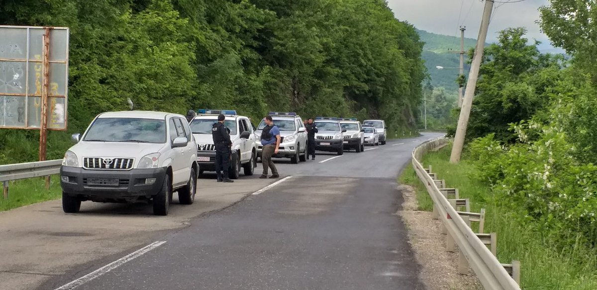 Traffic on the main road from Mitrovica towards Zubin Potok stopped. Special units of the Kosovo Police are located at Zupce near Zubin Potok and do not allow further traffic flow to ordinary citizens or journalists' teams