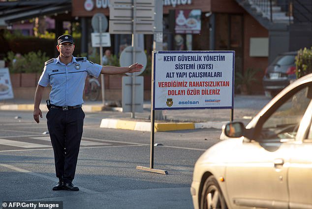 Chypre: Des explosions ont secoué une base militaire de la Turquie, envoyant des débris dans un hôtel voisin, provoquant l'évacuation des clients affolés.