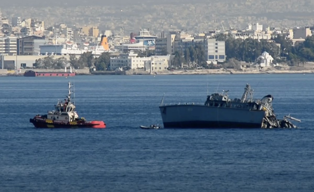 Ex-RN minehunter (former HMS Berkeley) serving with the flag-grflag-gr Greek navy since 2001 as HS Kallisto cut in half during collision with Maersk containership.  Accident occurred at 0730 this morning off Piraeus. 2 crew members slightly injured rescued from water