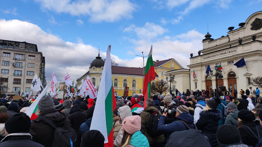 Tensions rise at national protest against anti-epidemic measures in front of Bulgarian Parliament