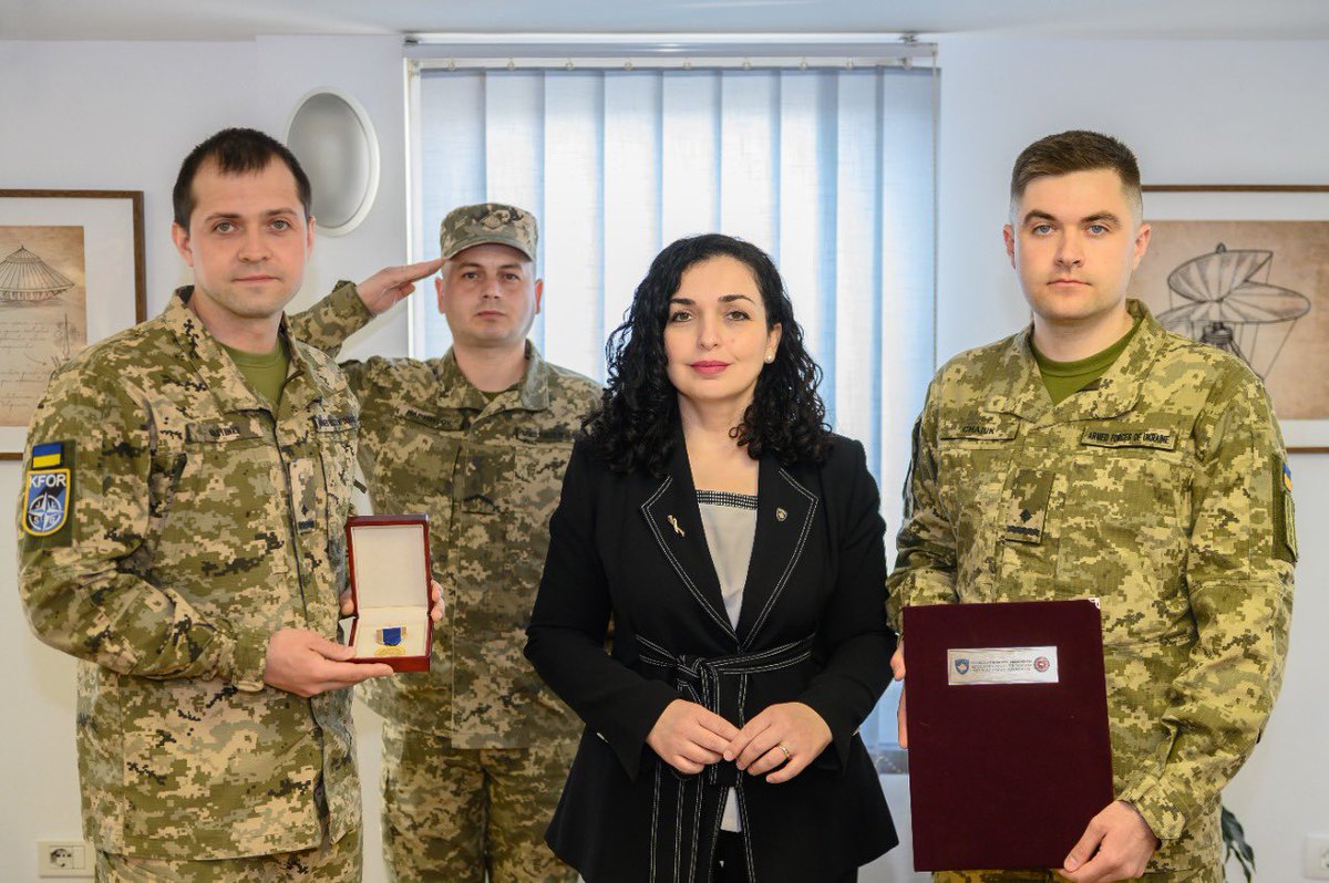 Prezydent przyznał ukraińskiemu kontyngentowi wojskowemu @NATO_KFOR Medal Wojskowy Prezydenta, który kończy 23-letnią misję w Kosowie w celu powrotu i obrony swojego kraju