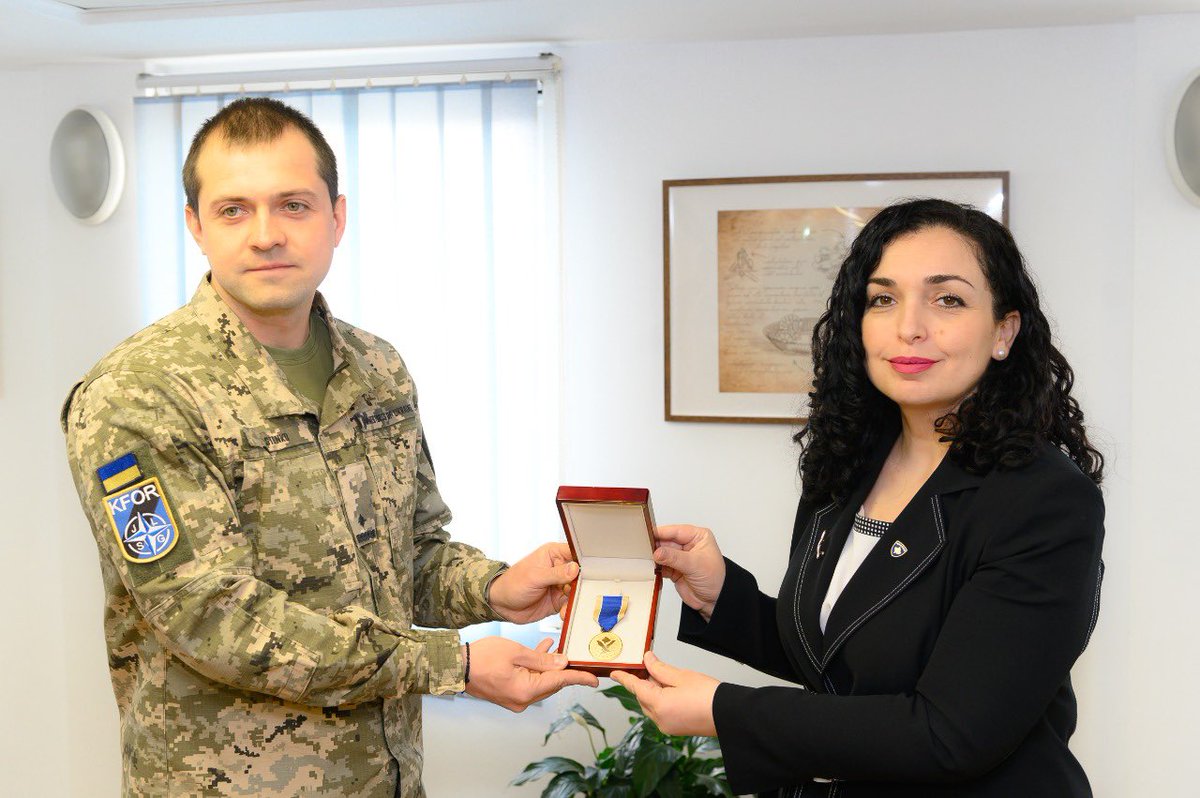 President awarded the Presidential Military Medal to the Ukrainian contingent of @NATO_KFOR which is completing their 23 year mission in Kosovo to return and defend their country