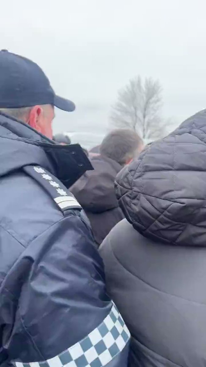 Saskaņā ar policijas teikto, protestētāji bloķē abas M2 šosejas joslas, kas ved uz Kišiņevu, un bloķē operatīvos transportlīdzekļus