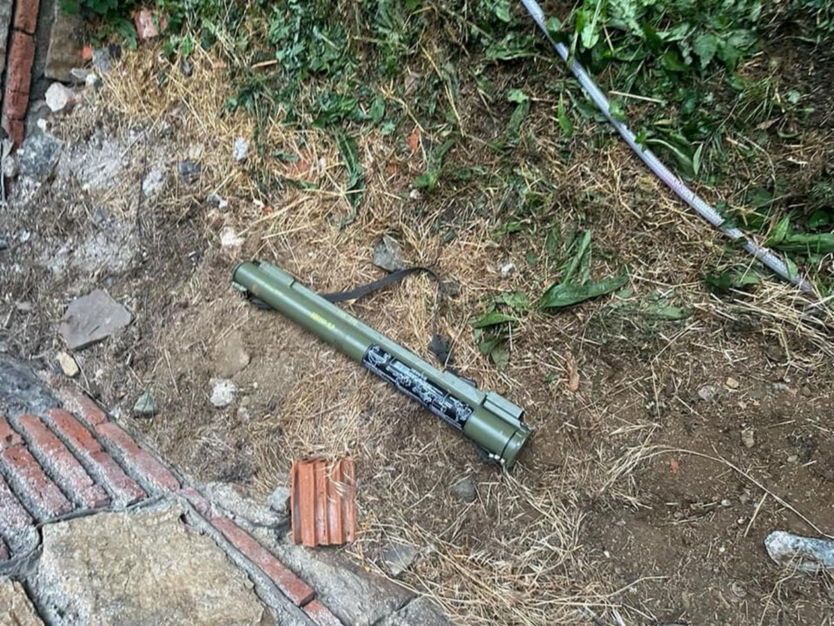 Serbia / Kosovo : Security Forces released new photos of the captured materials from the attackers in the village of Banjska in Zvečan, Mitrovica District. At least one Yugoslavian/Serbian 64mm M80 'Zolja' anti-tank weapon was captured which appears to be unfired