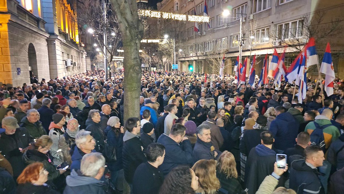 Representatives of the opposition are trying to forcefully enter the Belgrade City Assembly, the door and window were broken. The police, who are in the Belgrade City Assembly building in equipment to break up demonstrations, responded with tears. 