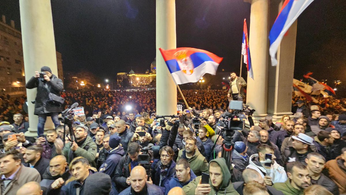 Representatives of the opposition are trying to forcefully enter the Belgrade City Assembly, the door and window were broken. The police, who are in the Belgrade City Assembly building in equipment to break up demonstrations, responded with tears. 