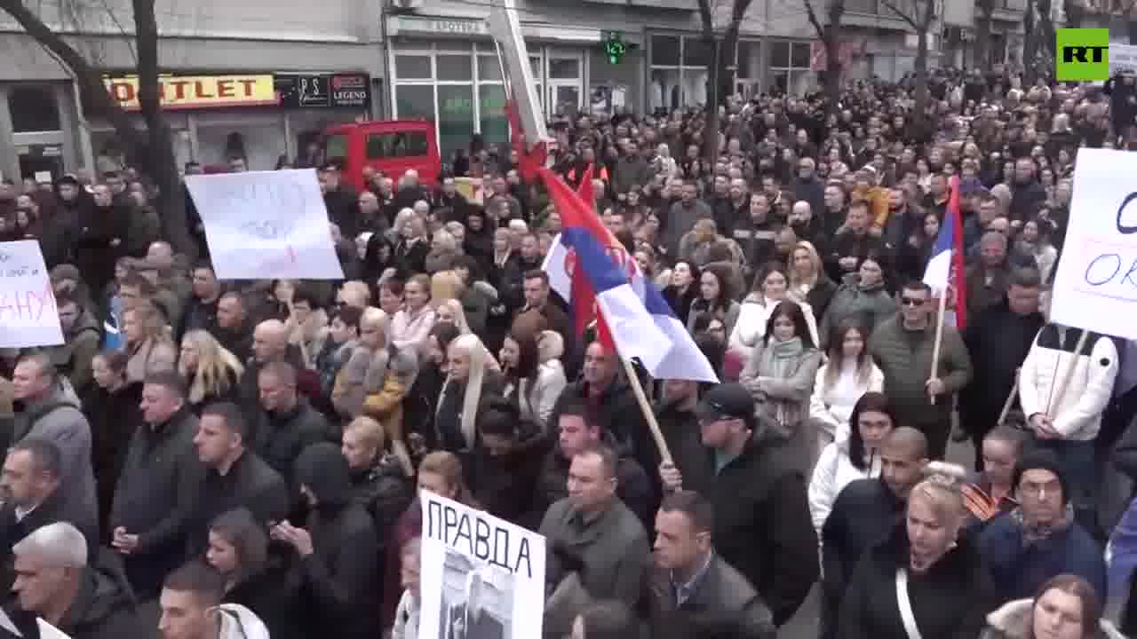 Mitrovica: Locals are holding a mass protest after Pristina's decision to cancel the circulation of the Serbian dinar from February 1, and leave the euro as the only officially accepted currency