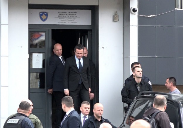 Kosovo PM, Albin Kurti has visited Leposavic municipality and met the mayor, Hetemi. A very first time a PM has entered inside a municipal building in the northern Serb majority towns
