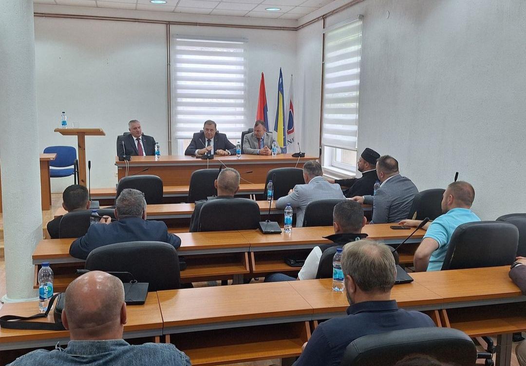 President of Srpska @MiloradDodik and Prime Minister Radovan Višković met today with the head of Srebrenica, Mladen Grujičić. After the meeting, President Dodik and Prime Minister Višković spoke with Serbian councilors in the Assembly of Srebrenica and businessmen from this town.