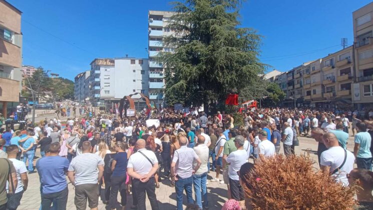 Los serbios locales en el norte de Mitrovica están protestando contra la inminente apertura del puente. Para los serbios, este puente es un símbolo de supervivencia, afirmó uno de los oradores.