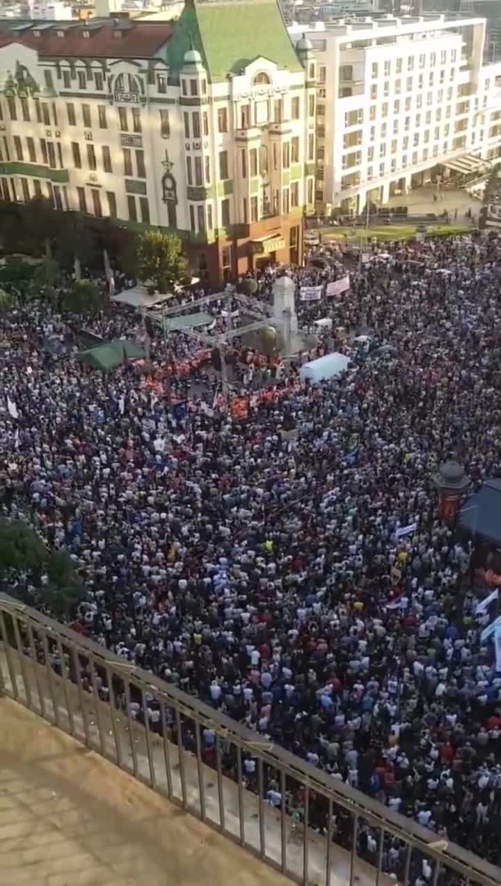 A Belgrade, des milliers de personnes manifestent contre le projet d'exploitation minière de lithium de Rio Tinto, soutenu par Berlin. Des écologistes serbes seraient interrogés par les services de renseignement, alors que le président Vucic affirme que Moscou l'a mis en garde contre les préparatifs d'un coup d'Etat