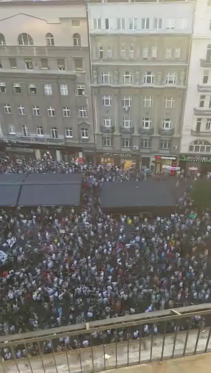 A Belgrade, des milliers de personnes manifestent contre le projet d'exploitation minière de lithium de Rio Tinto, soutenu par Berlin. Des écologistes serbes seraient interrogés par les services de renseignement, alors que le président Vucic affirme que Moscou l'a mis en garde contre les préparatifs d'un coup d'Etat