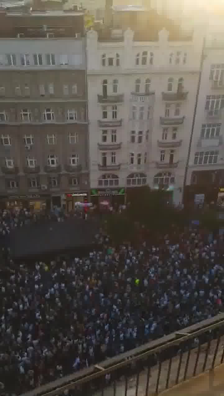 En Belgrado, miles de personas protestan contra el proyecto de extracción de litio de Rio Tinto, respaldado por Berlín. Hay informes de que los servicios de inteligencia están interrogando a ecologistas serbios mientras el presidente Vucic afirma que Moscú le advirtió sobre los preparativos para un golpe de Estado.