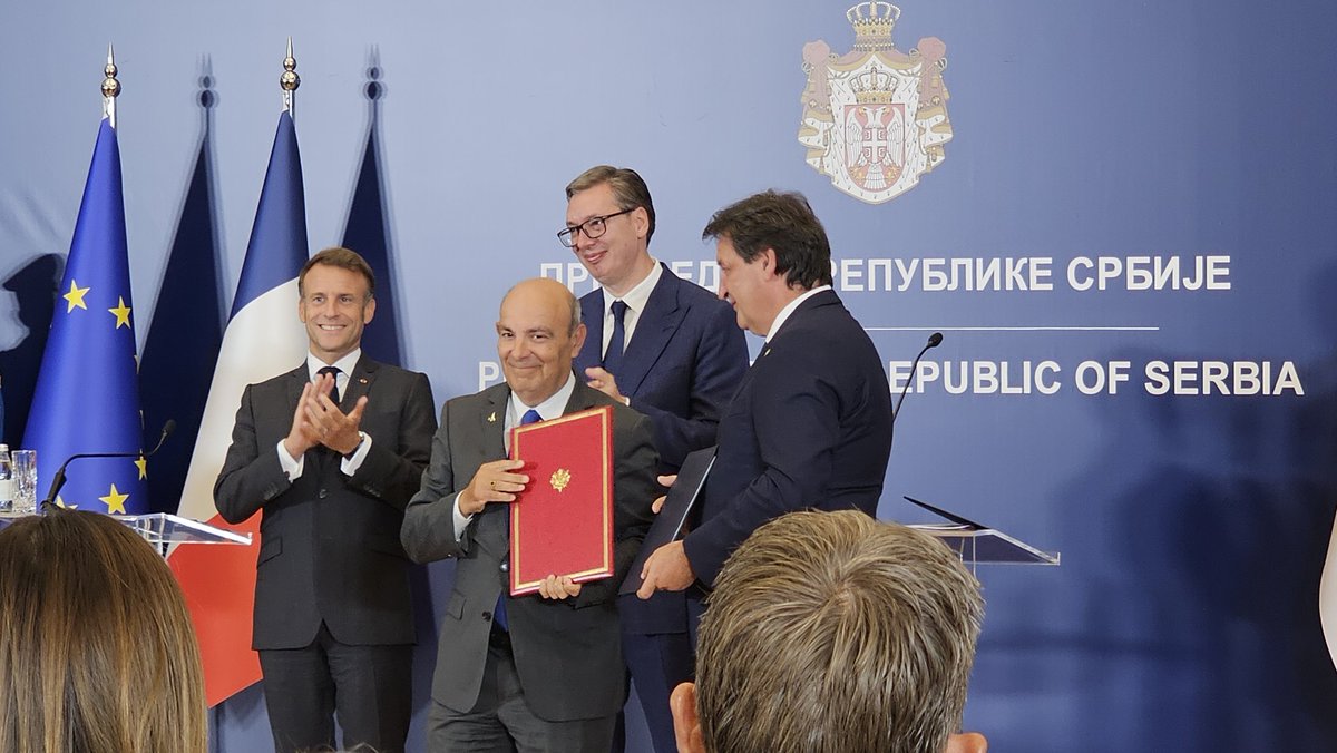 Serbia właśnie podpisała umowę zakupu z @Dassault_OnAir na 12 samolotów Rafale za 2,7 mld EUR. Prezes Dassault Eric Trappier i serbski minister obrony Bratislav Gašić podpisali umowę podczas wizyty @EmmanuelMacron w Belgradzie