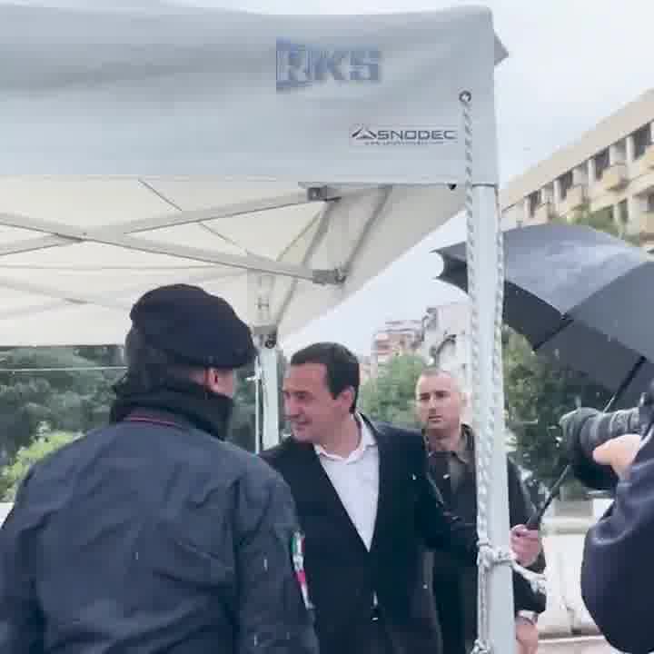 Le Premier ministre du Kosovo, Albin Kurti, a traversé le pont Ibër à pied et a été accueilli par le personnel de la KFOR. Le pont sera bientôt ouvert à la circulation automobile