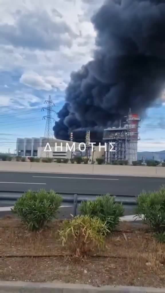 In Griechenland wütet ein gewaltiges Feuer in der Motorölraffinerie in Agioi Theodorou. Die Feuerwehr berichtete, dass es vor Ausbruch des Feuers eine laute Explosion gegeben habe. Rettungskräfte sind vor Ort