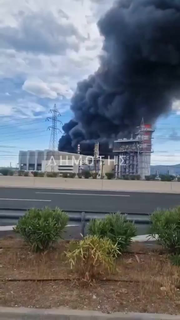 En Grecia, un gran incendio está arrasando la refinería de aceite de motor en Agioi Theodorou. El departamento de bomberos informó que antes de que se declarara el incendio, se produjo una fuerte explosión. Los servicios de emergencia están en el lugar