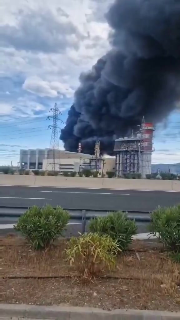 Na Grécia, um grande incêndio está ocorrendo na refinaria de óleo de motor em Agioi Theodorou. O corpo de bombeiros relatou que antes do incêndio começar, houve uma forte explosão. Os serviços de emergência estão no local