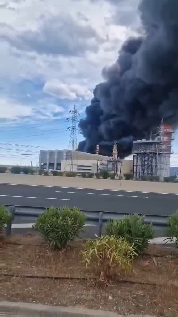 Na Grécia, um grande incêndio está ocorrendo na refinaria de óleo de motor em Agioi Theodorou. O corpo de bombeiros relatou que antes do incêndio começar, houve uma forte explosão. Os serviços de emergência estão no local