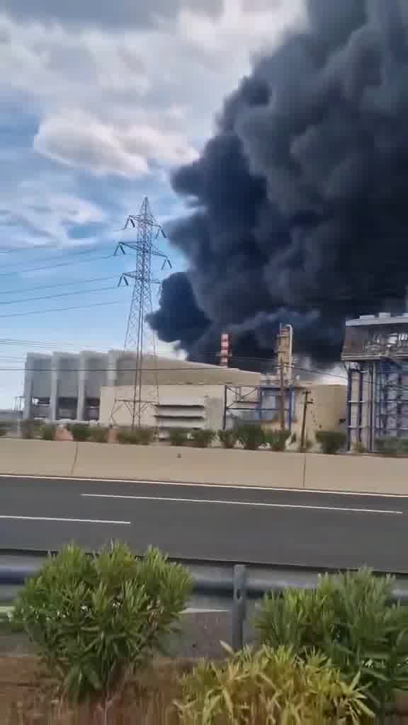 In Greece, a massive fire is raging at the Motor Oil refinery in Agioi Theodorou. The fire department reported that before the fire broke out, there was a loud explosion. Emergency services are on the scene