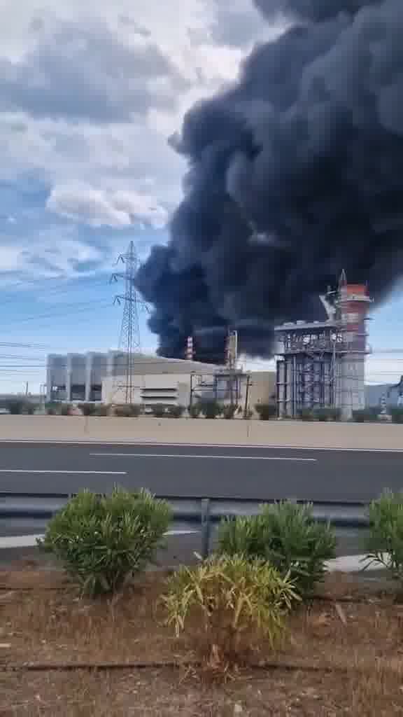 In Greece, a massive fire is raging at the Motor Oil refinery in Agioi Theodorou. The fire department reported that before the fire broke out, there was a loud explosion. Emergency services are on the scene