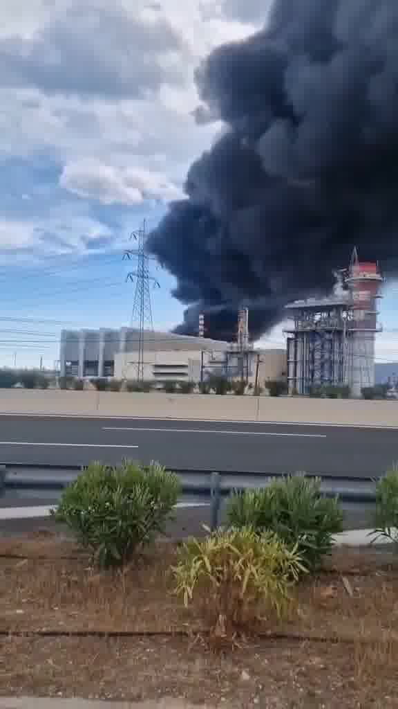 Na Grécia, um grande incêndio está ocorrendo na refinaria de óleo de motor em Agioi Theodorou. O corpo de bombeiros relatou que antes do incêndio começar, houve uma forte explosão. Os serviços de emergência estão no local