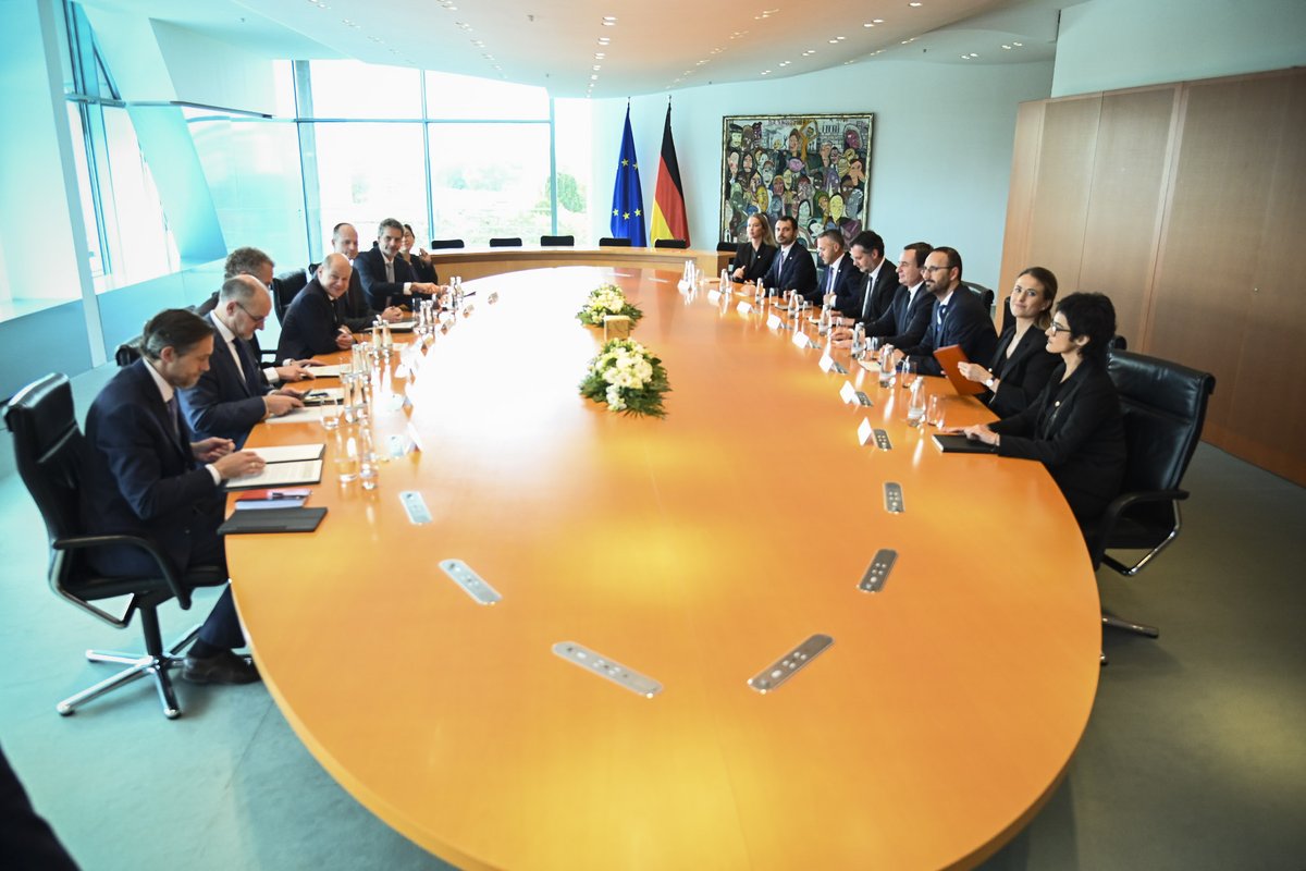 After the Berlin Process Summit, Kosovo PM Kurti held a bilateral meeting with Chancellor Scholz. Kurti emphasized that 3 issues are fundamental to moving the dialogue forward: Handing over Radoicic; Signing the agreement; Retracting Brnabic's letter