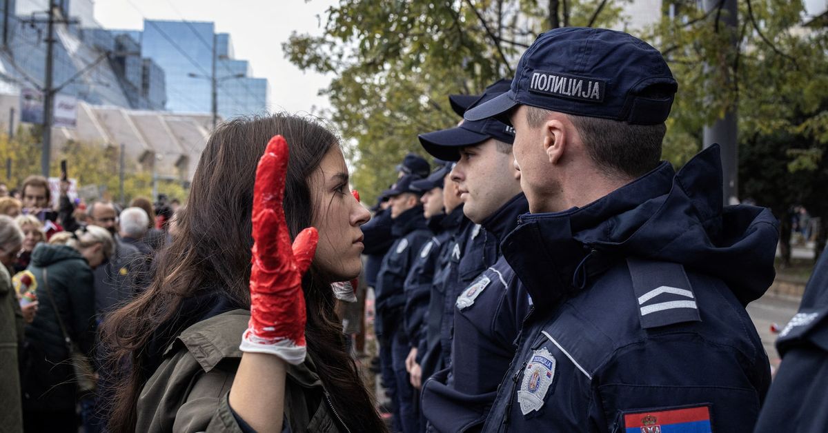 Activistas protestan en Belgrado por el desastre de la estación de tren