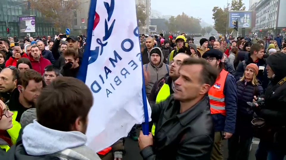 Blockade in Novi Sad: Koškanja beim Protest erschienen Menschen mit Fahnen