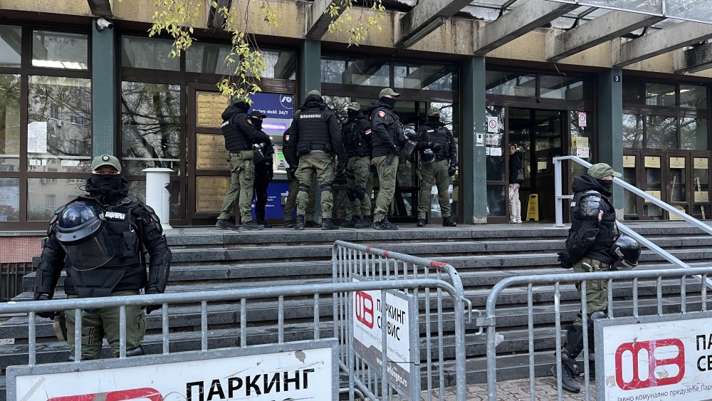 New opposition protest in Novi Sad: They demand the arrest of police officers suspected of beating pensioners. Strong police forces block the entrance to the court and prosecutor's office building The wife of a 74-year-old man says that his testicle was removed due to injuries