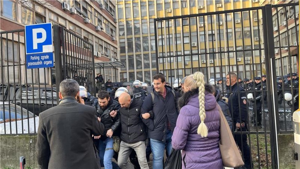 New opposition protest in Novi Sad: They demand the arrest of police officers suspected of beating pensioners. Strong police forces block the entrance to the court and prosecutor's office building The wife of a 74-year-old man says that his testicle was removed due to injuries