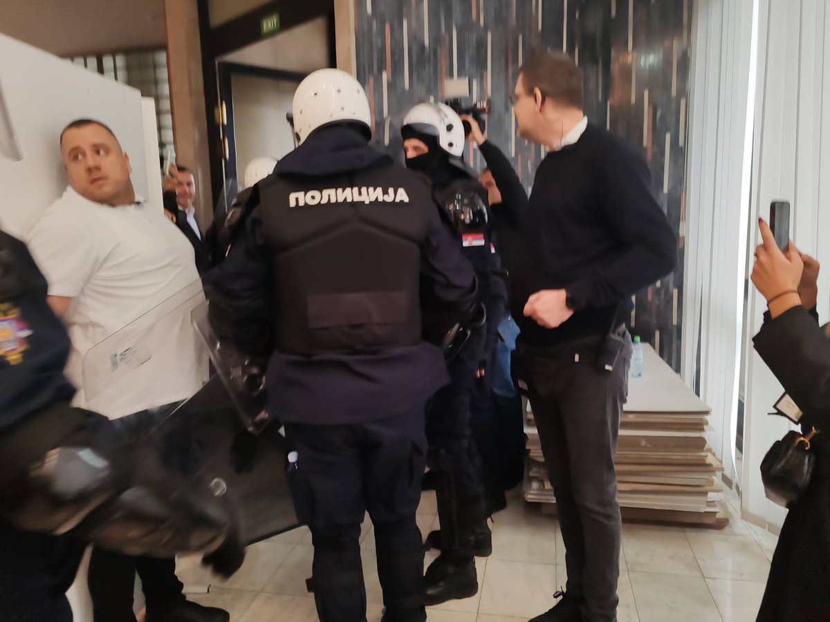 Des manifestants se sont rassemblés devant l'Assemblée municipale de Novi Sad, en Serbie, pour soutenir les demandes de l'opposition visant à révoquer le maire à la suite de la catastrophe meurtrière de la gare, qui étaient en cours de discussion par les conseillers lors d'une session de l'Assemblée. : Dragana Prica Kovacevic