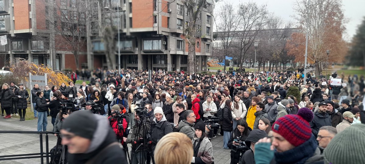 Binlerce öğrenci ve profesör, Novi Sad Üniversitesi SNS rektörü Dejan Madić'in istifasını talep ediyor