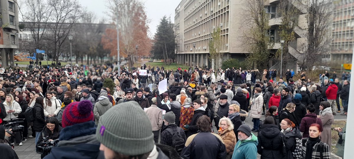 Binlerce öğrenci ve profesör, Novi Sad Üniversitesi SNS rektörü Dejan Madić'in istifasını talep ediyor