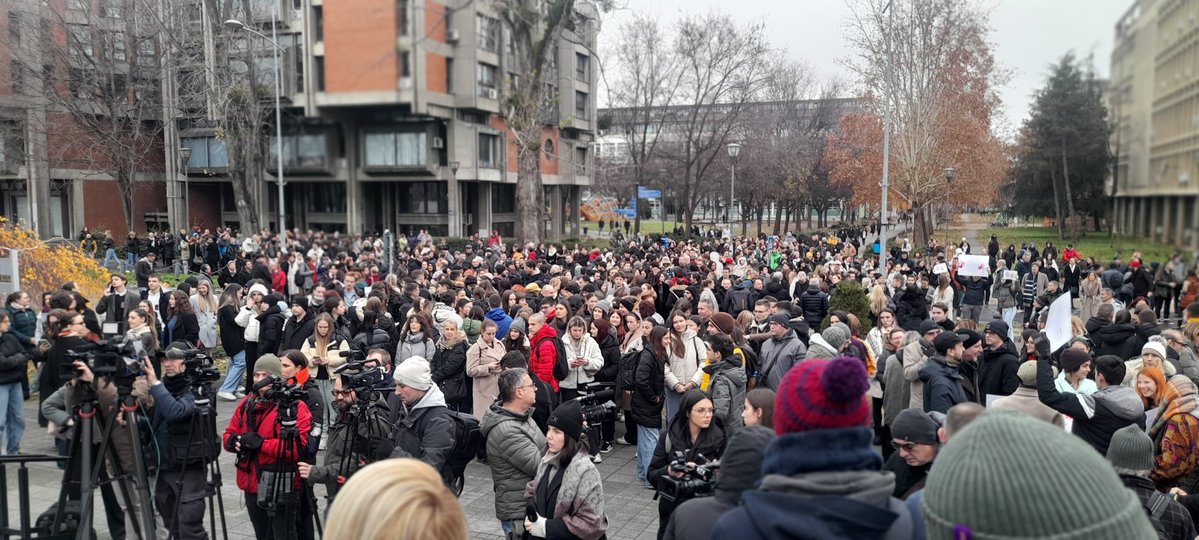 Binlerce öğrenci ve profesör, Novi Sad Üniversitesi SNS rektörü Dejan Madić'in istifasını talep ediyor