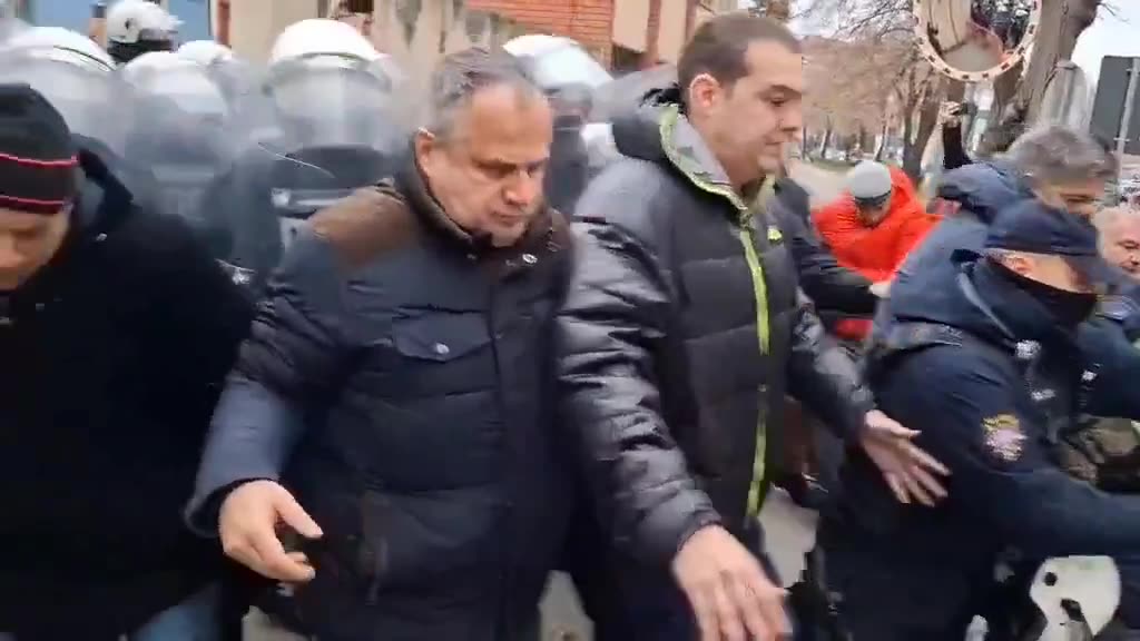 Novi Sad: The police pushed out the deputies blocking the car entrance