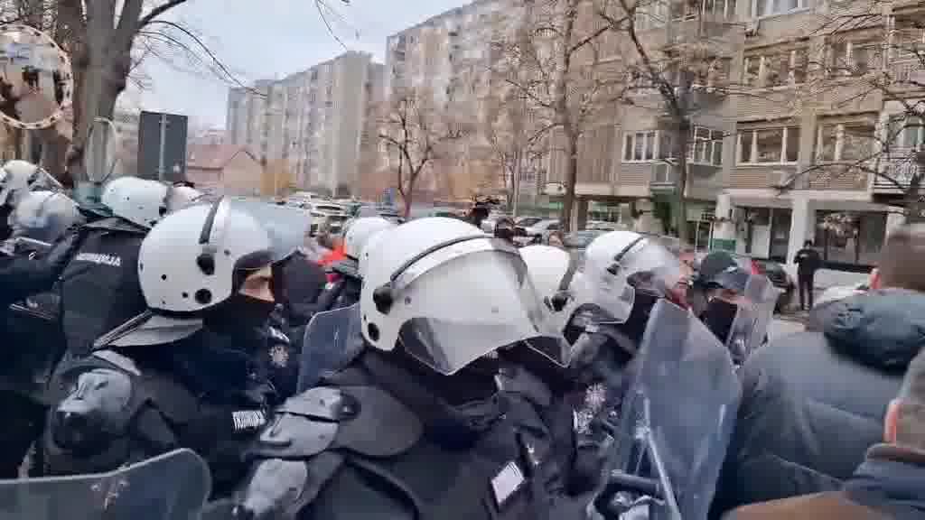 Novi Sad: The police pushed out the deputies blocking the car entrance