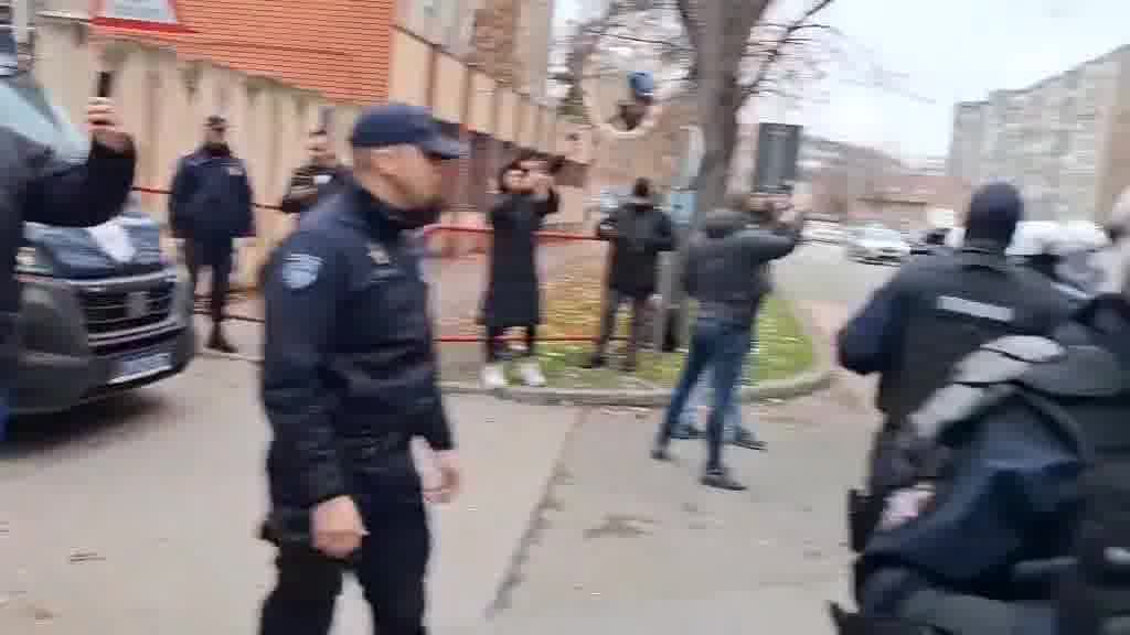 Novi Sad: The police pushed out the deputies blocking the car entrance