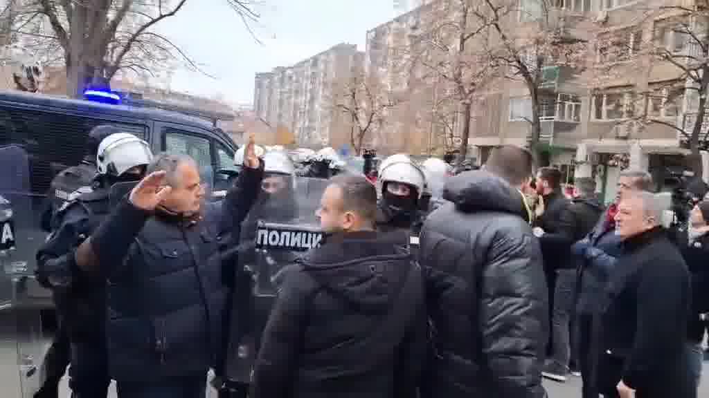 Novi Sad: The police pushed out the deputies blocking the car entrance