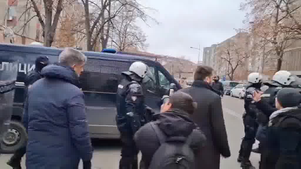 Novi Sad: The police pushed out the deputies blocking the car entrance