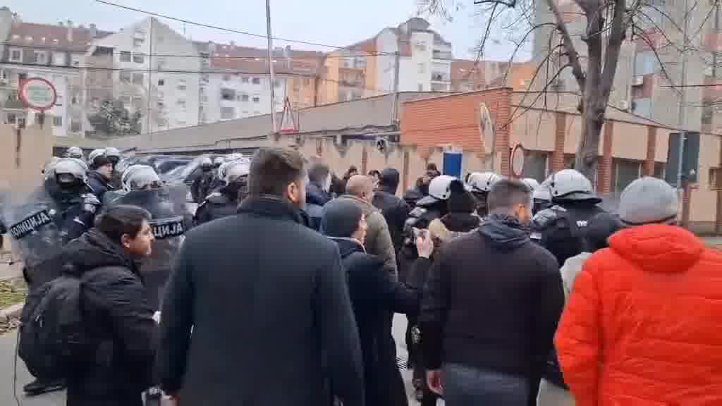 Novi Sad: The police pushed out the deputies blocking the car entrance