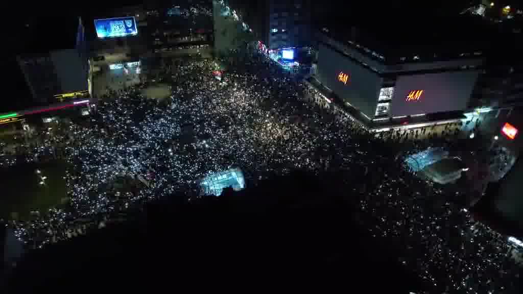 Kolonnen aus allen vier Teilen Nišs versammelten sich heute Abend im Zentrum. Niš heute Abend aus der Luft