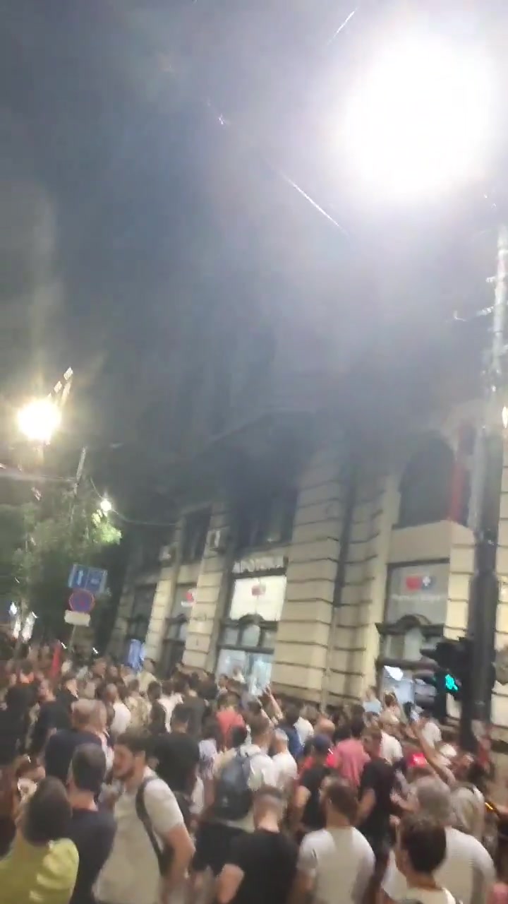 A large group of people gathers at an intersection near London, a cordon blocks Kralja Milan, incitement and tear gas from the direction of the Knez Miloš assembly hall, where a significant number of people were heading