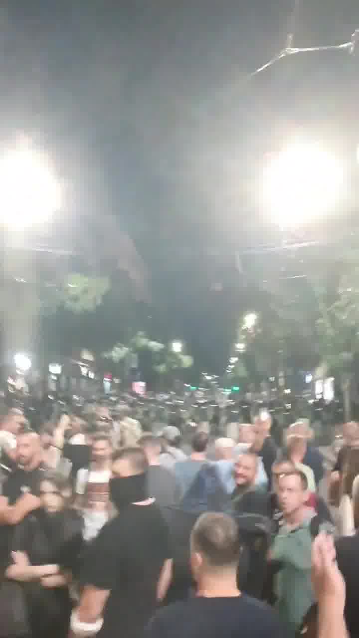 A large group of people gathers at an intersection near London, a cordon blocks Kralja Milan, incitement and tear gas from the direction of the Knez Miloš assembly hall, where a significant number of people were heading