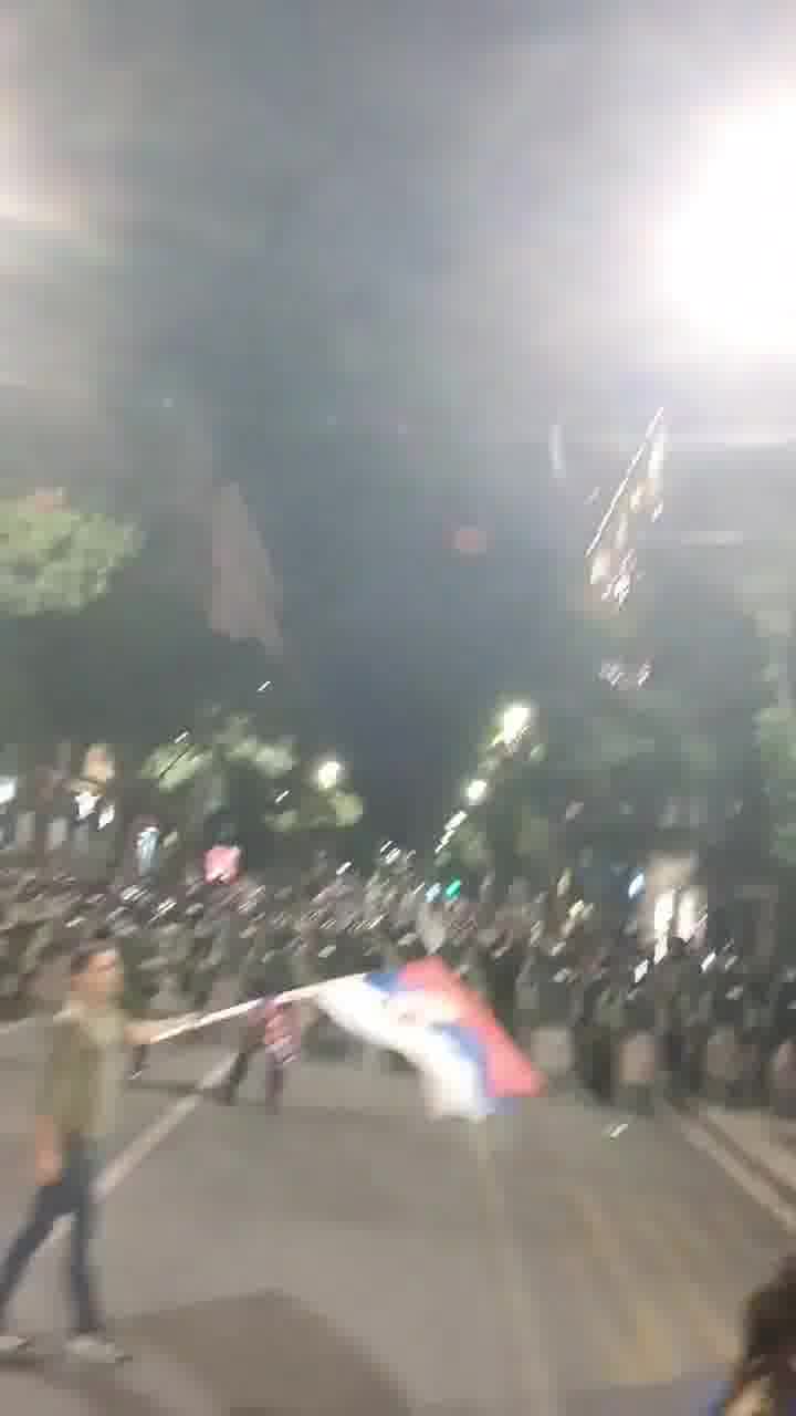 A large group of people gathers at an intersection near London, a cordon blocks Kralja Milan, incitement and tear gas from the direction of the Knez Miloš assembly hall, where a significant number of people were heading