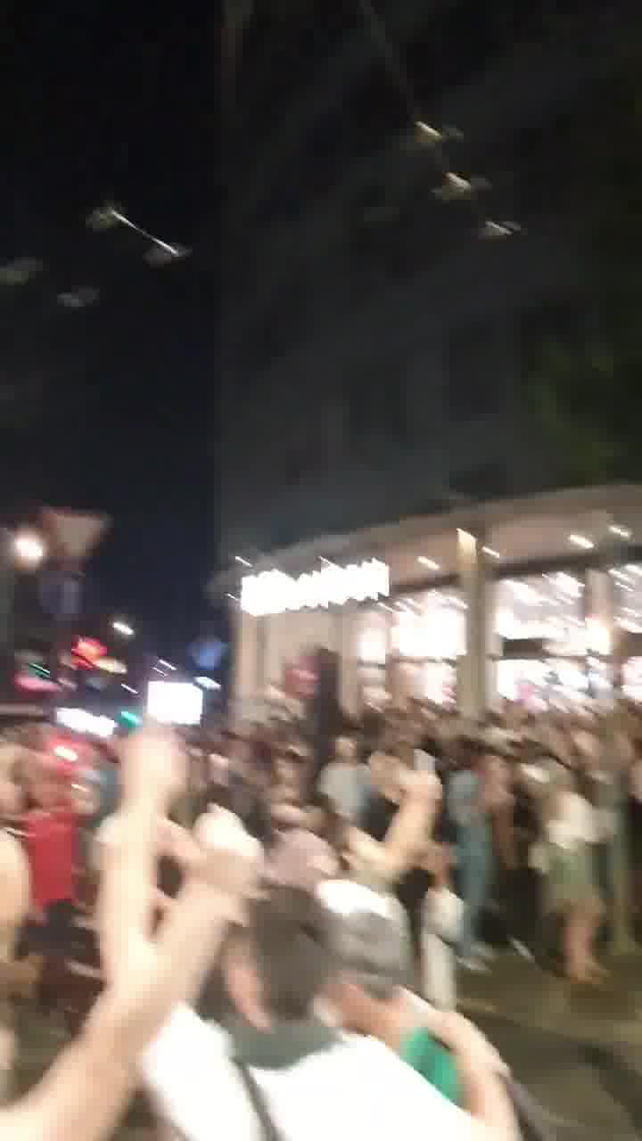 A large group of people gathers at an intersection near London, a cordon blocks Kralja Milan, incitement and tear gas from the direction of the Knez Miloš assembly hall, where a significant number of people were heading